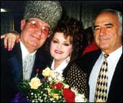 с Муссой и Махмудом Эсамбаевым 
(Москва, 1997)